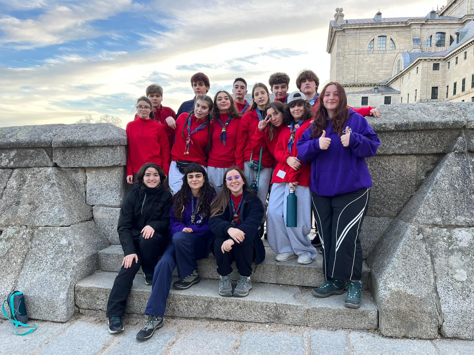 Esculta Ojibway en una actividad al aire libre