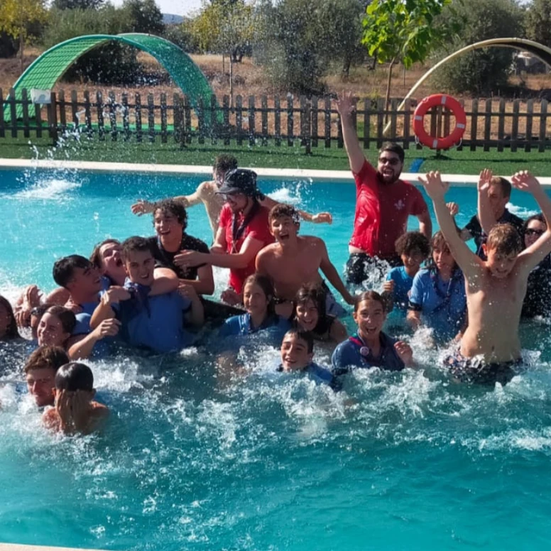 Campamento de verano en la piscina
